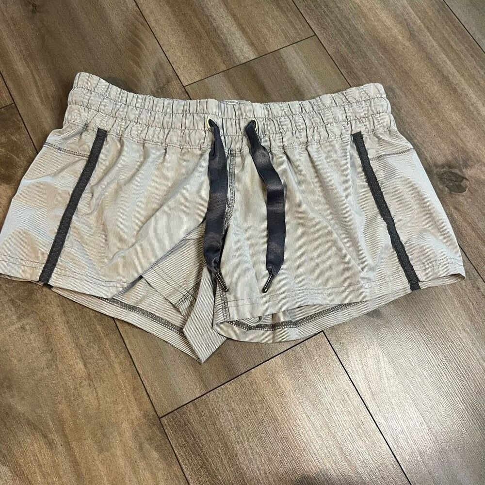 Lululemon Black Pattern Athletic Workout Shorts Women 6 Bin M-70 - Picture 1 of 5